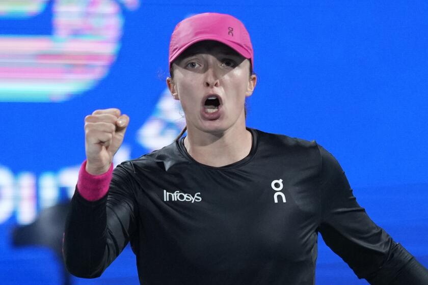Iga Swiatek celebra tras derrotar a Elina Svitolina en el torneo de la WTA en Dubái, el miércoles 21 de febrero de 2024. (AP Foto/Kamran Jebreili)