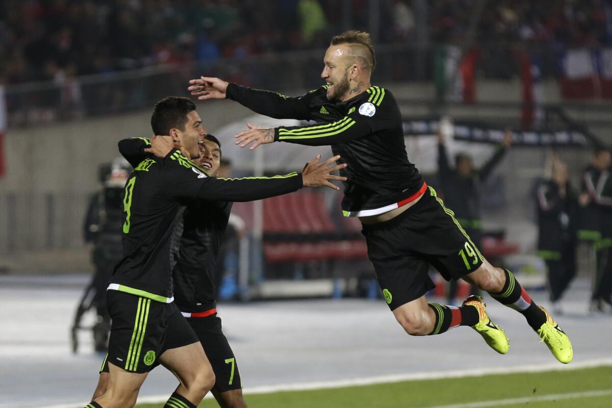 El jugador de México, Raúl Jiménez, izquierda, festeja con sus compañeros Jesús Corona, centro, y Matías Vuoso, tras anotar un gol contra Chile en la Copa América el lunes, 15 de junio de 2015, en Santiago, Chile.