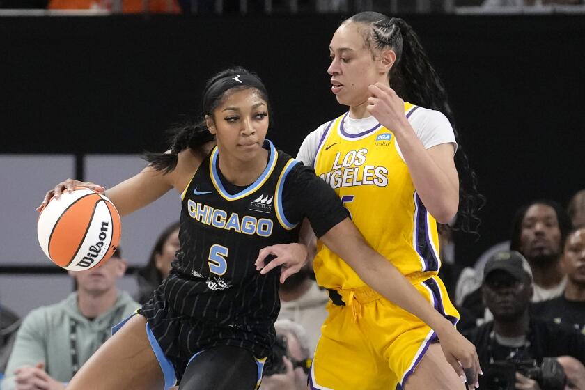 Chicago Sky's Angel Reese (5) drives to the basket as Los Angeles Sparks' Dearica Hamby.