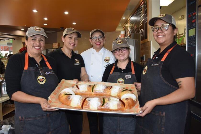 Desde la izquierda, trabajadores de panadería La Monarca Bertha López, Elvia Arellano, María González, Celia Macías y Cynthia posan con una rosca de reyes hoy, en Los Ángeles (CA, EEUU). EFE