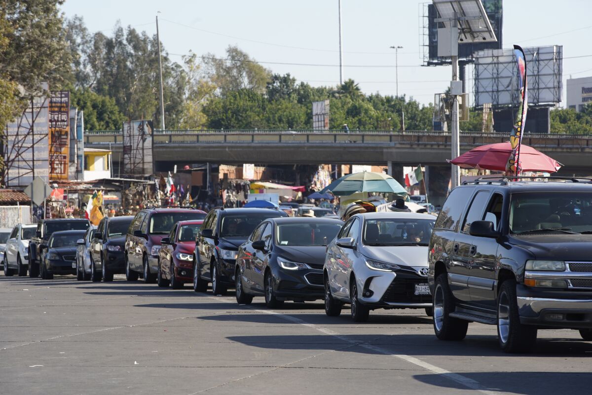 Tráfico en dirección al puerto de entrada de San Ysidro el miércoles 13 de octubre de 2021 en Tijuana