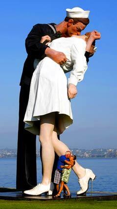 "Unconditional Surrender" sculpture in San Diego