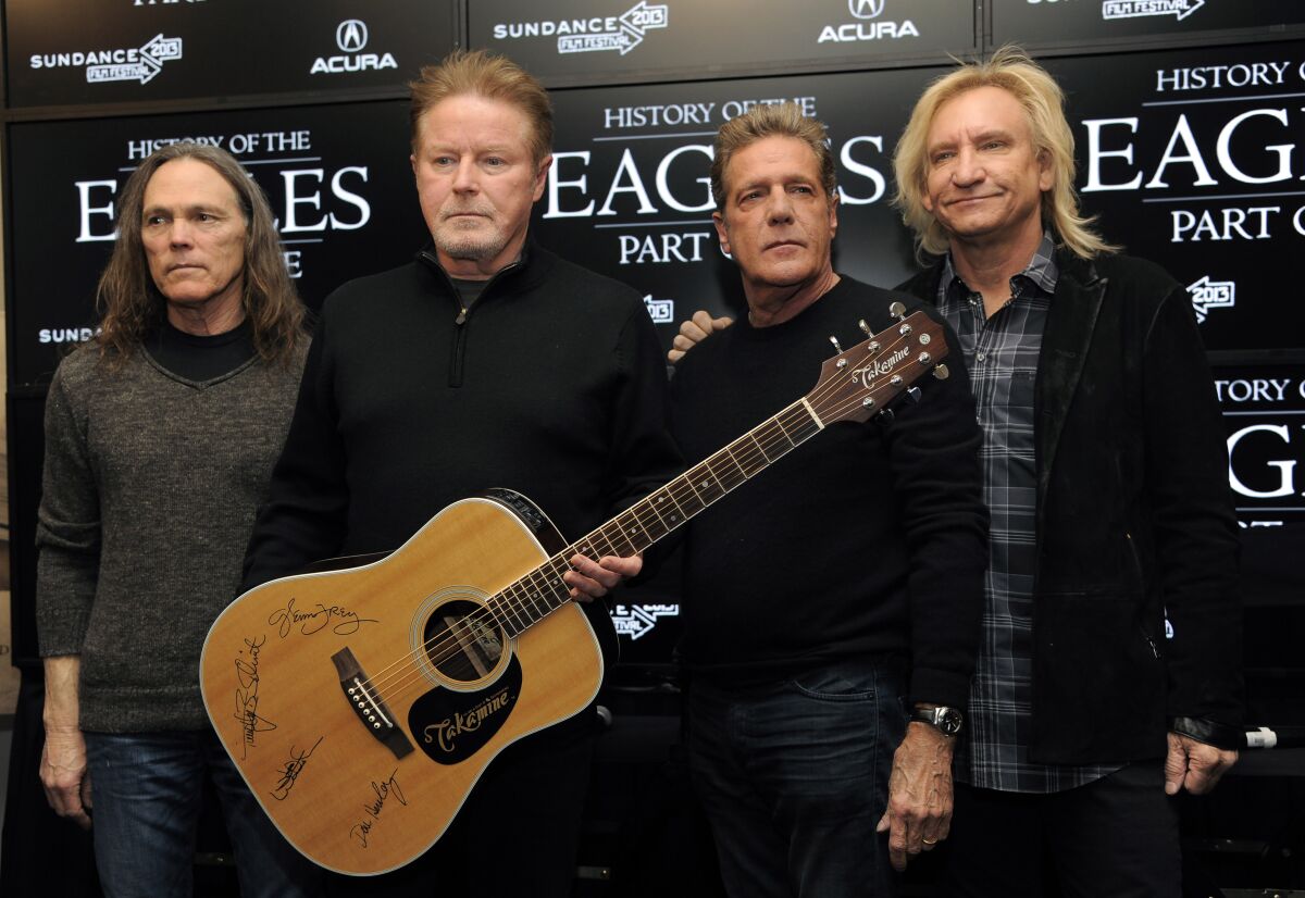 ARCHIVO - Los miembros de los Eagles Timothy B. Schmit, Don Henley, Glenn Frey y Joe Walsh