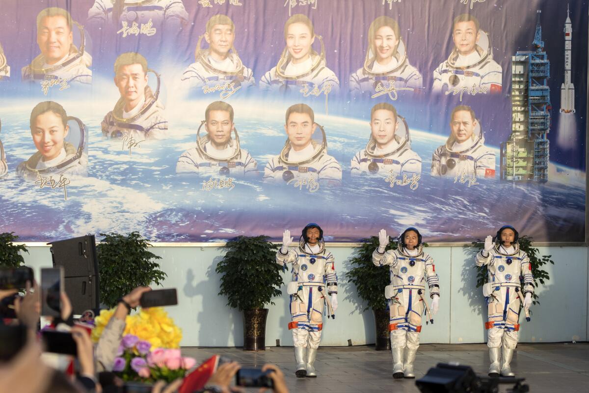 Astronautas chinos de la misión Shenzhou-16 saludan durante una ceremonia de su misión al espacio