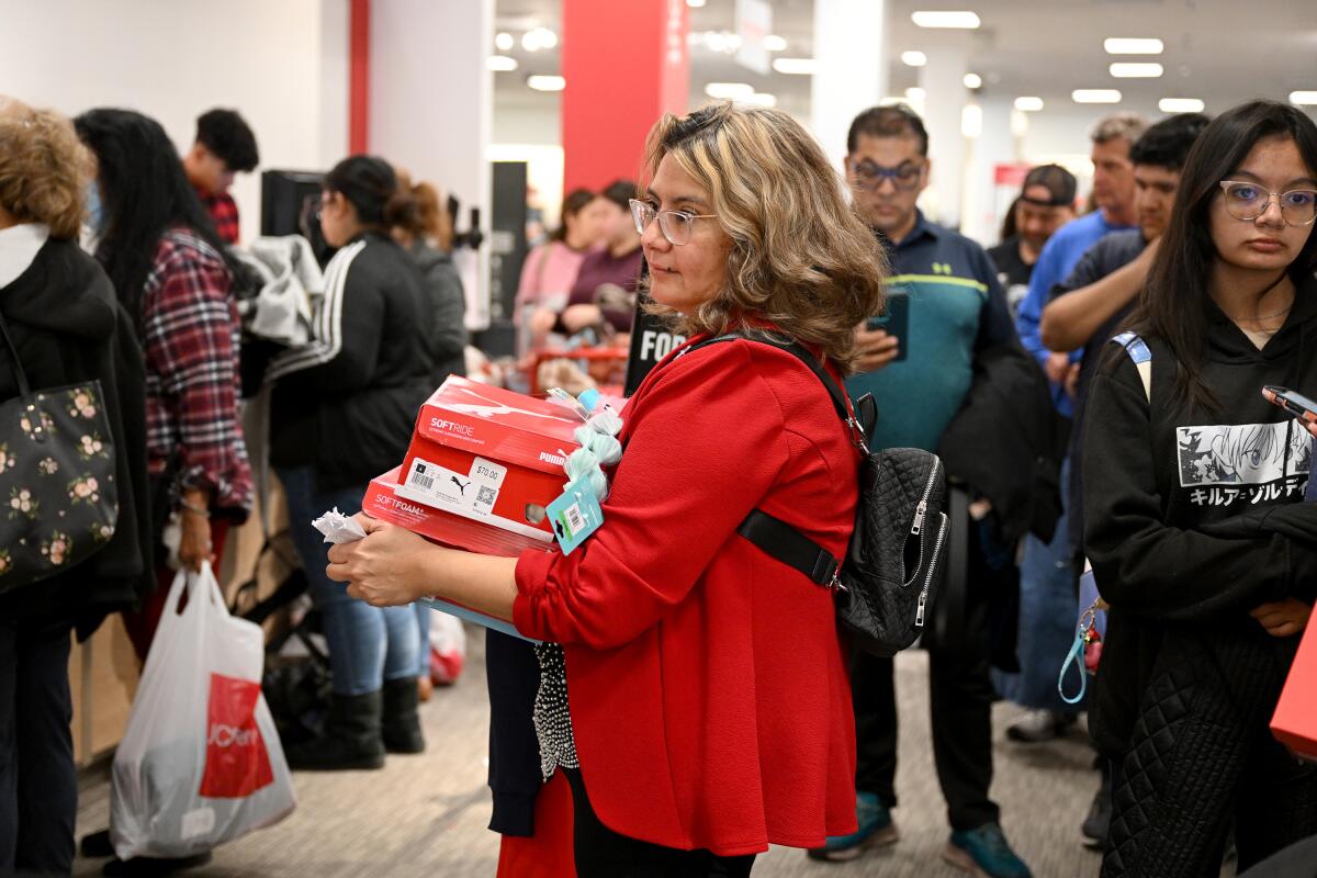 Black Friday shows U.S. consumers pressured by inflation - Los