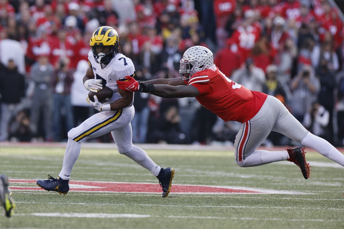 Michigan running back Donovan Edwards plays against Ohio State during a game.