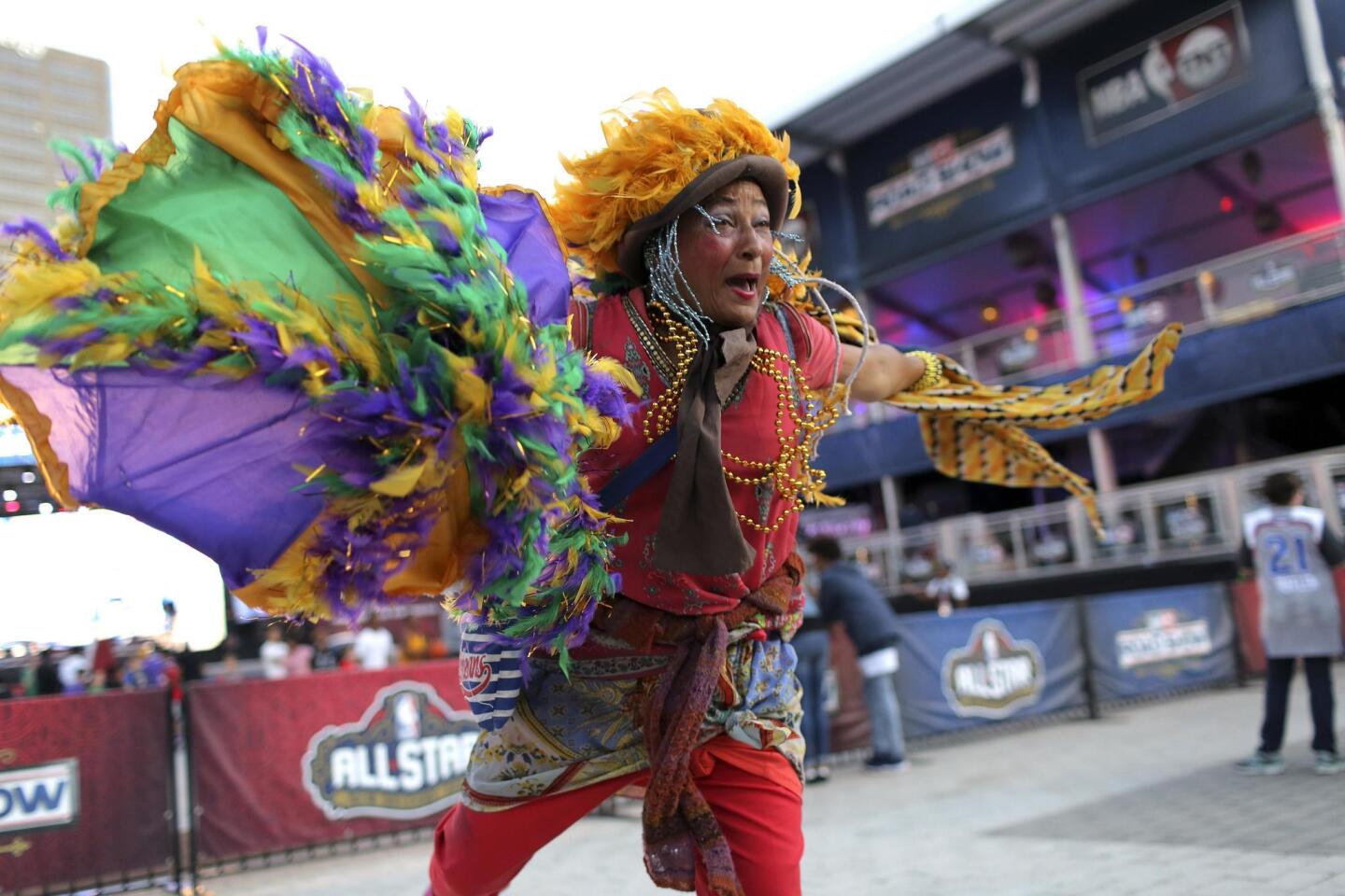 JGM01. New Orleans (United States), 19/02/2017.- NOLA dancer Jennifer Jones dances outside the arena before the start of the NBA All-Star Game at the Smoothie King Center in New Orleans, Louisiana, USA, 19 February 2017. (Baloncesto, Nueva Orleáns, Estados Unidos) EFE/EPA/DAN ANDERSON ** Usable by HOY and SD Only **