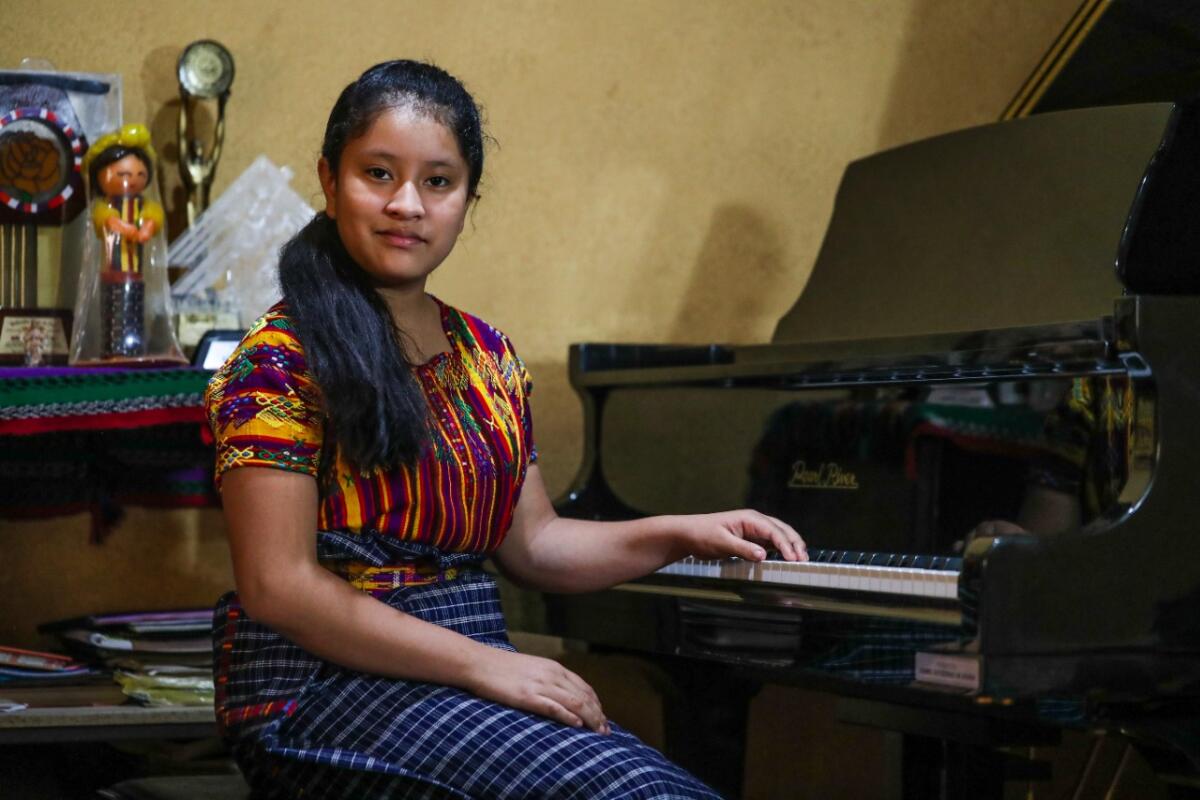 Yahaira Tubac, de 12 años, ha tocado el piano en los principales escenarios de Guatemala.
