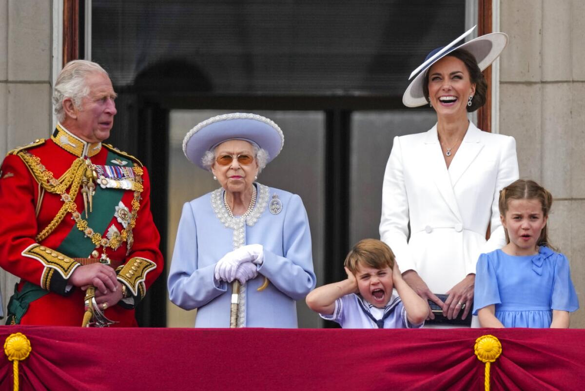 El príncipe Carlos, de izquierda a derecha, la reina Isabel II,