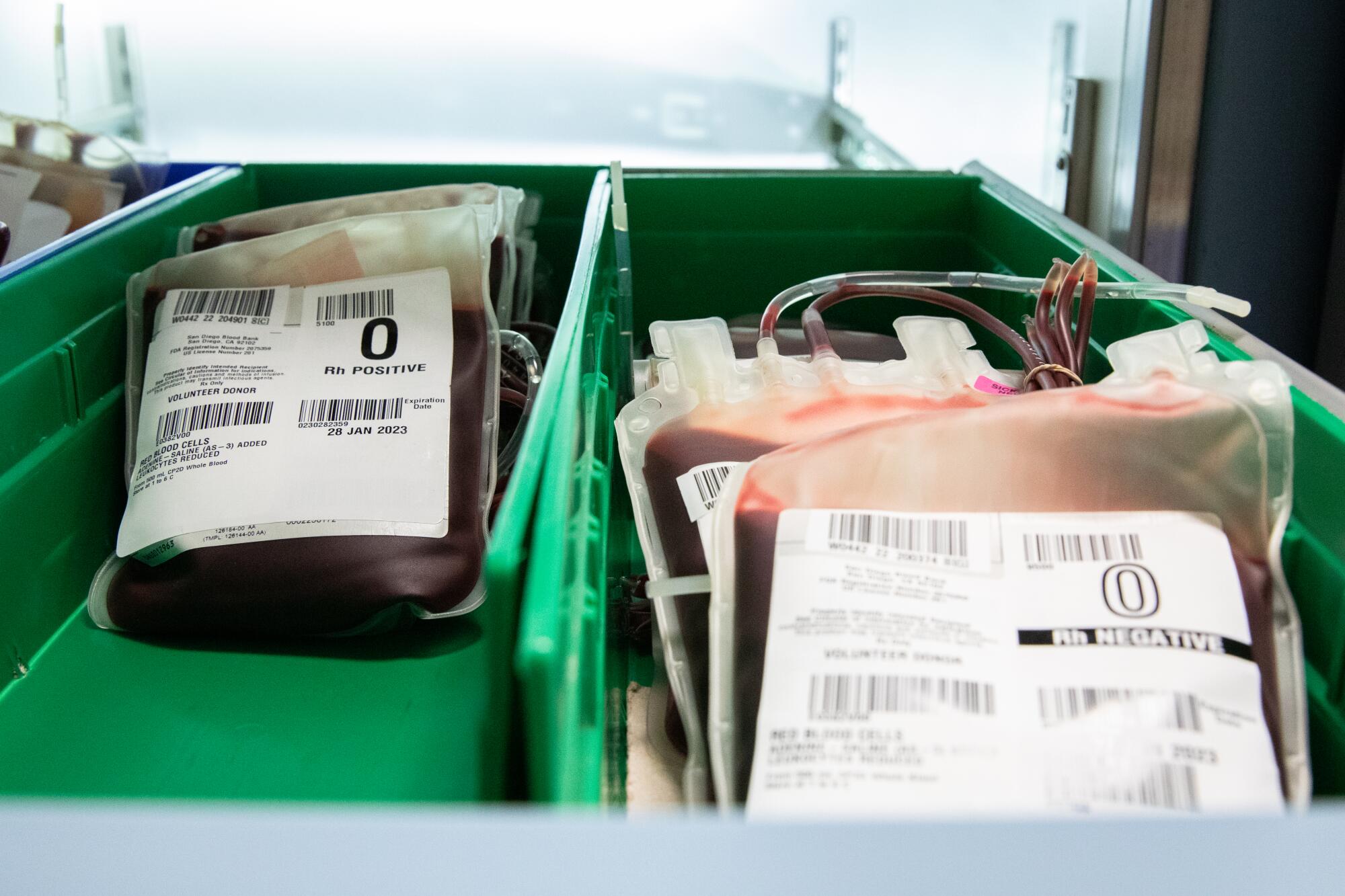 Las bolsas de sangre donada se almacenan en refrigeradores en el laboratorio del Hospital Infantil Rady de San Diego.