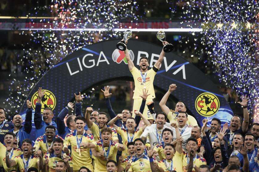 ARCHIVO - Henry Martín, capitán del América, levanta el trofeo de la Liga MX, tras vencer a Cruz Azul en la final en el Estadio Azteca, el 26 de mayo de 2024 (AP Foto/Eduardo Verdugo, archivo)
