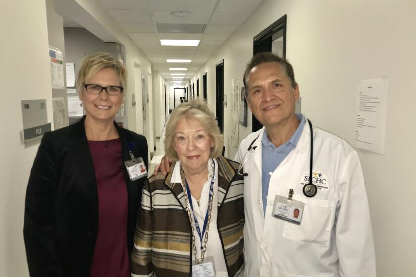 Aparecen de izquierda a derecha: Heidi Lennartz, jefe de operaciones; Audrey Simons, presidenta y David Solarté, director del departamento médico de SFCHC.