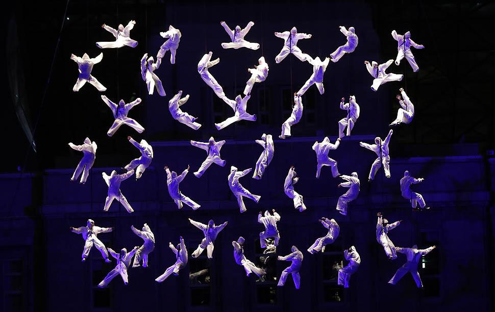 South Korean performers are suspended in midair to form a human net in a performance called "Aphrodite" by Spanish theater company La Fura Dels Baus. The performance is part of the Hi Seoul Festival which runs through Sunday.