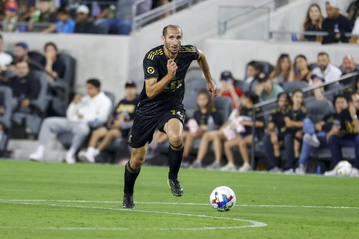 ARCHIVO - Giorgio Chiellini, defensa italiano de Los Angeles FC, conduce el balón 