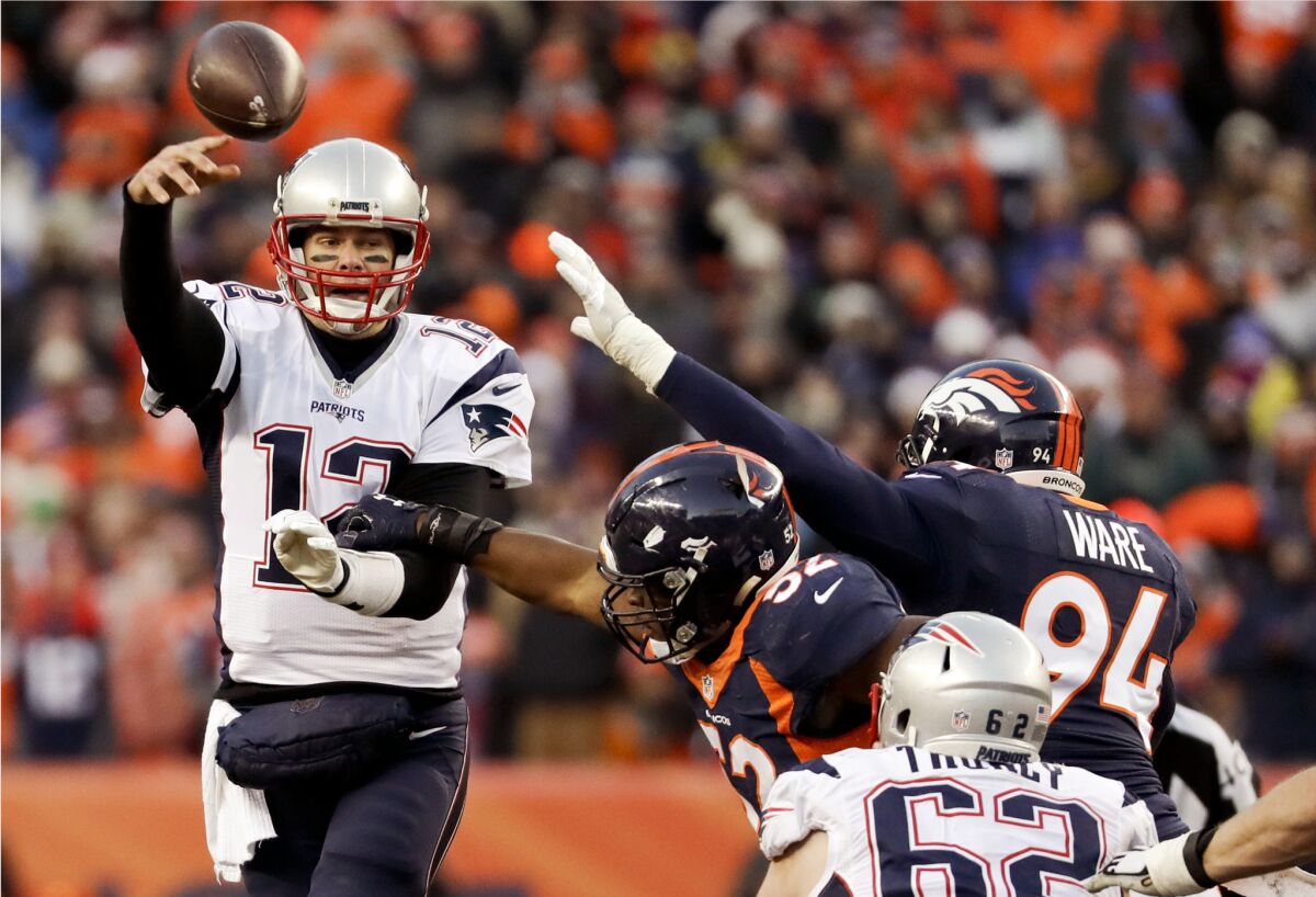 Tom Brady, quarterback de los Patriots de Nueva Inglaterra, lanza un pase frente a los Broncos de Denver en el partido celebrado el domingo 18 de diciembre de 2016 (AP Foto/Jack Dempsey)