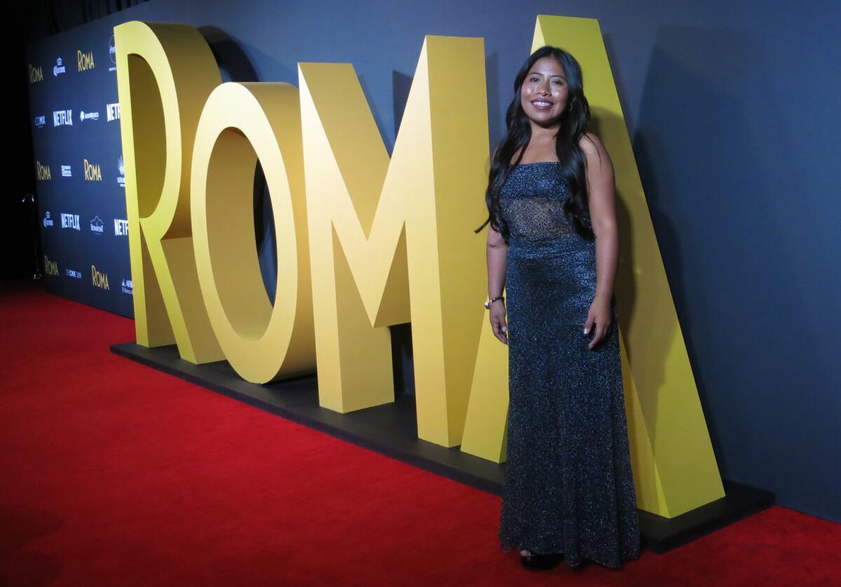 La actriz mexicana Yalitza Aparicio posa en la alfombra roja de la cinta "Roma" en la capital mexicana, el 21 de noviembre del 2018.