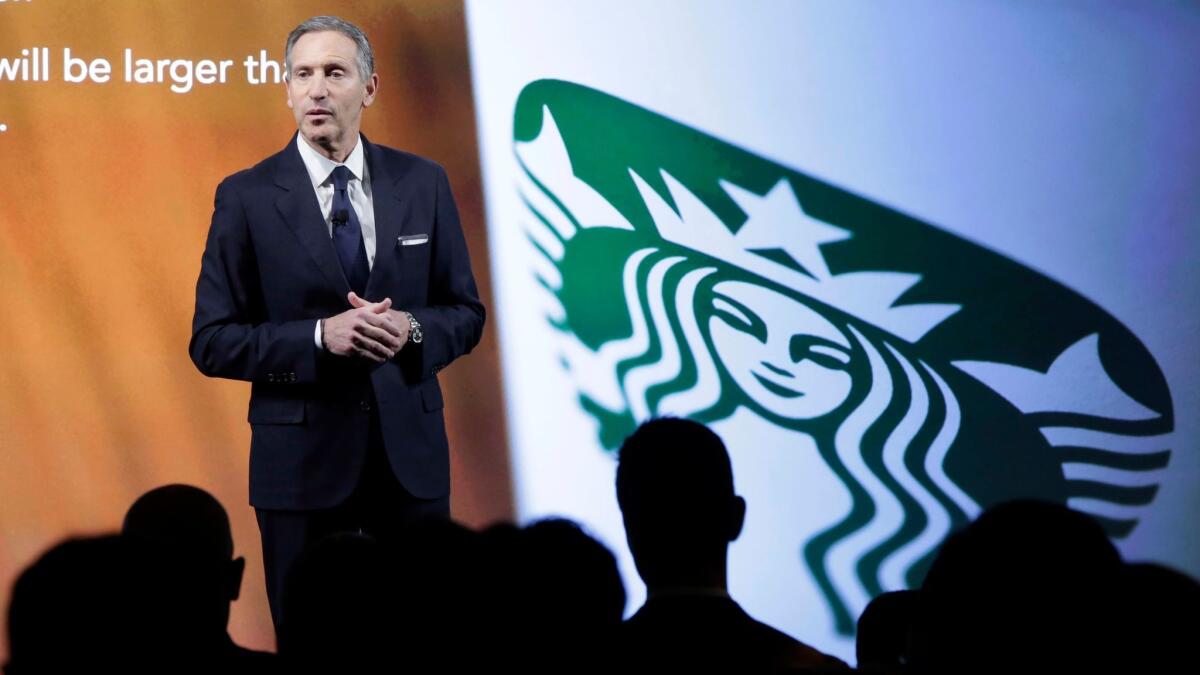 El presidente y CEO de Starbucks, Howard Schultz, durante una reunión de inversores en Nueva York, el 7 de diciembre pasado. El ejecutivo afirmó en una carta que la compañía planea contratar a 10,000 refugiados (Richard Drew / Associated Press).
