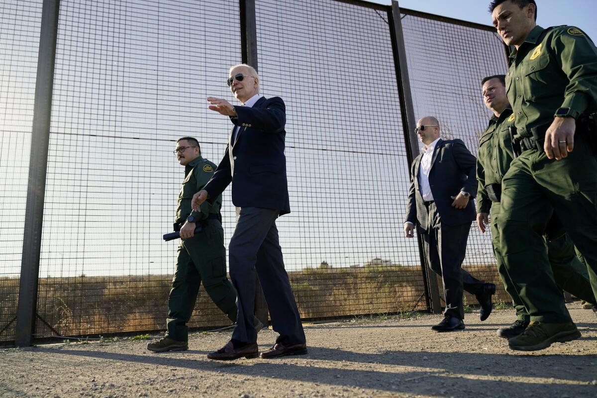 ARCHIVO - El presidente Joe Biden recorre una franja de la frontera de Estados Unidos con México 