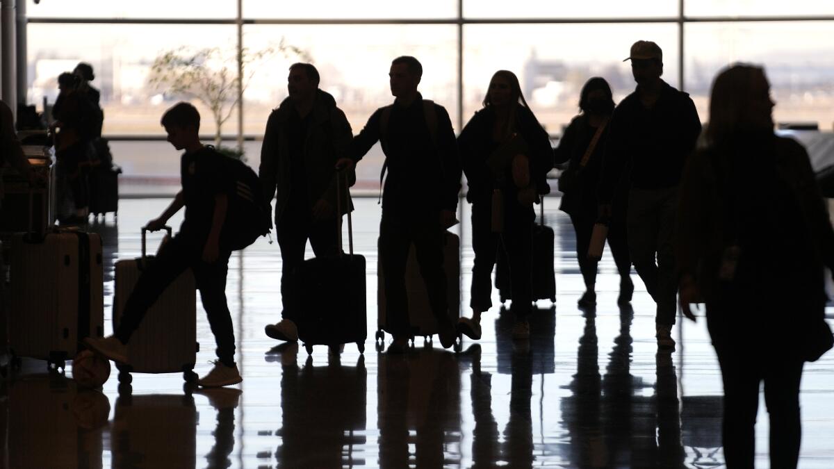 ARCHIVO - Gente pasa por el Aeropuerto Internacional de Salt Lake City, 11 de enero de 2023
