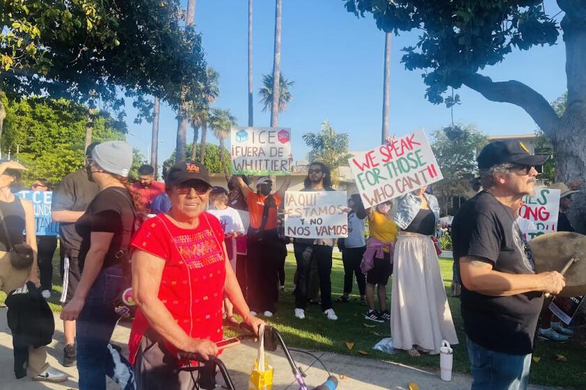 Residentes de Whittier se reunen afuera del ayuntamiento para pedir un alto a las redadas.