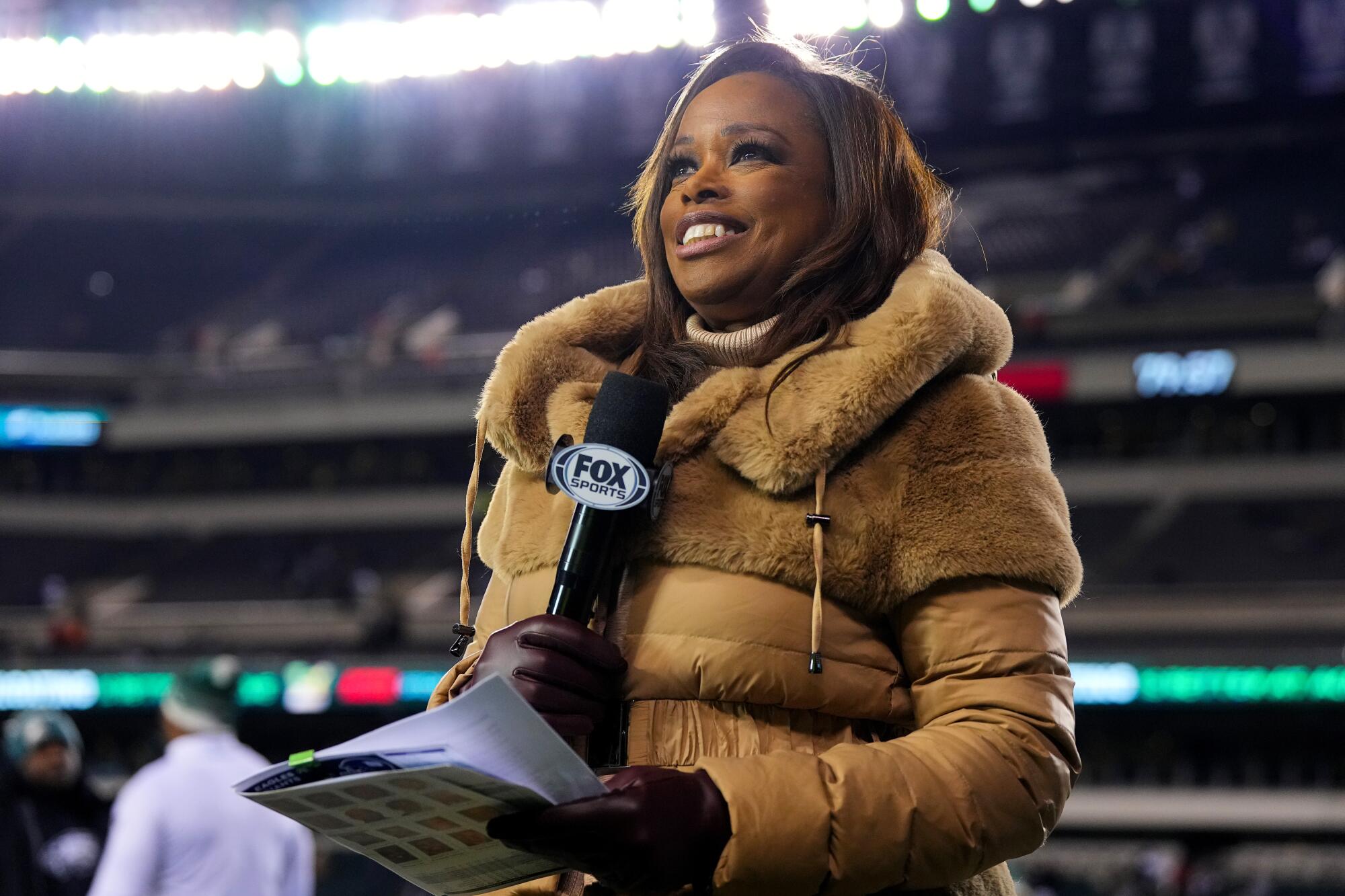 Fox Sports sideline reporter Pam Oliver looks up before the Giants played the Eagles during the 2023 playoffs 