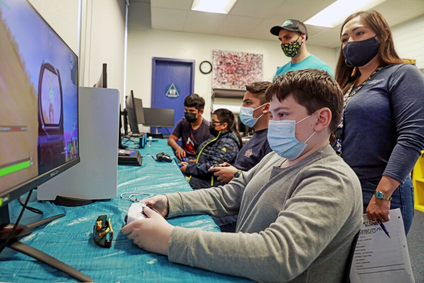 Jóvenes juegan e-sports en la computadora