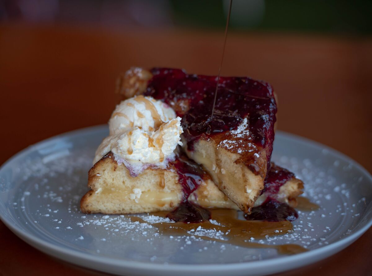 Tostadas francesas con costra salvaje en The Track Stop en Pacific Beach.