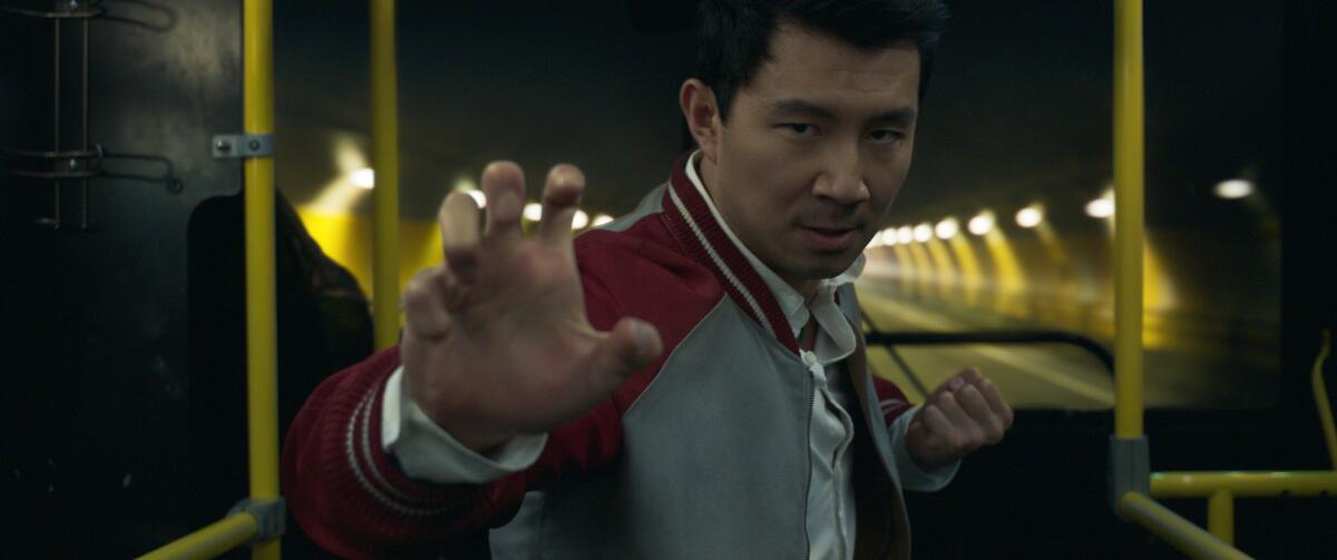 Simu Liu en una escena de "Shang-Chi and the Legend of the Ten Rings" en una imagen proporcionada por Marvel Studios.