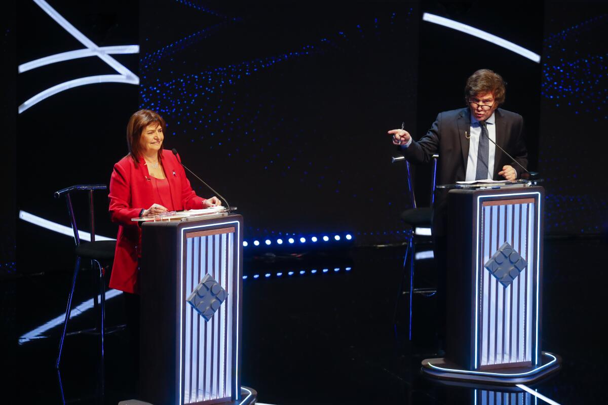 Los candidatos presidenciales Javier Milei, a la derecha, y Patricia Bullrich.