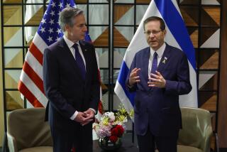El secretario de Estado de Estados Unidos, Antony Blinken, a la izquierda, y el presidente de Israel, Isaac Herzog, halan durante su cumbre en Tel Aviv, Israel, el miércoles 1 de mayo de 2024. (Evelyn Hockstein/Pool Foto via AP)
