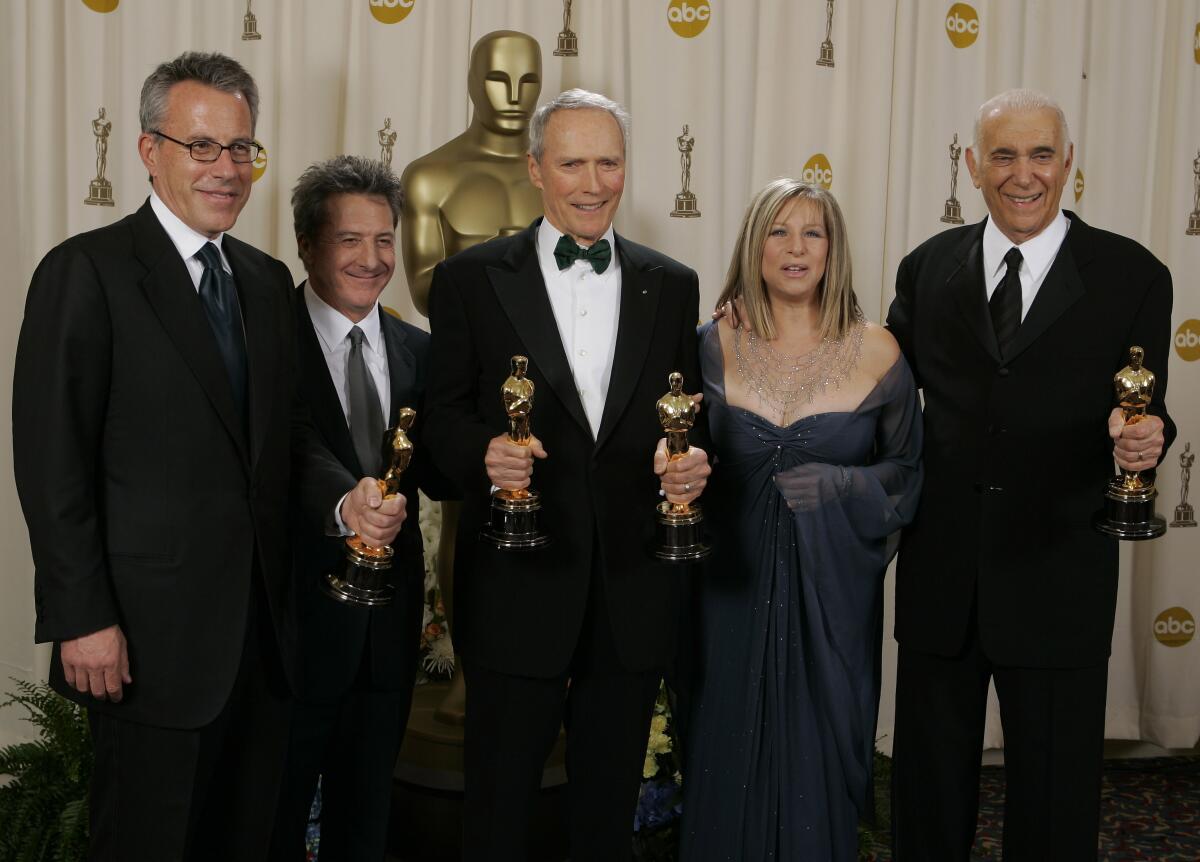 ARCHiVO - Clint Eastwood, centro, quien ganó dos Oscar por "Million Dollar Baby" 