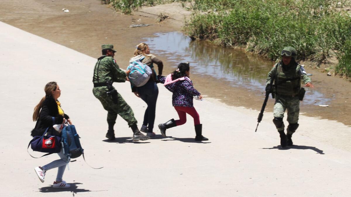 La Guardia Nacional se ha ocupado de aplicar las leyes migratorias en lugar de combatir la delincuencia, dicen los críticos de AMLO.