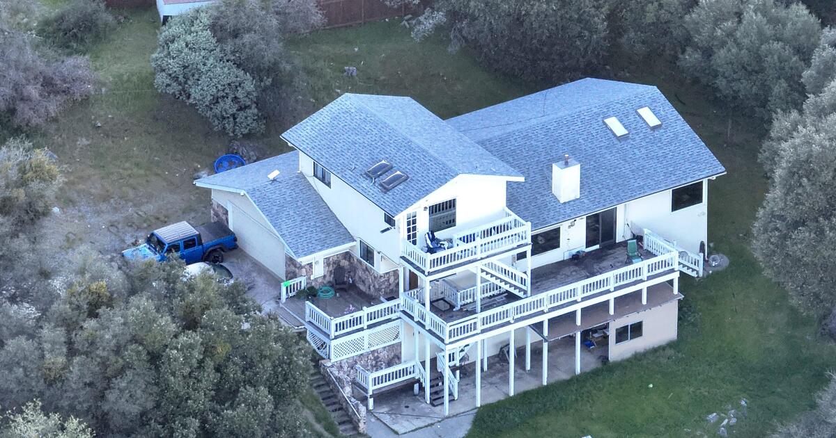 Le propriétaire d’une location à court terme près de Yosemite a été accusé d’avoir photographié des enfants maltraités et d’avoir espionné des invités, a indiqué la police.