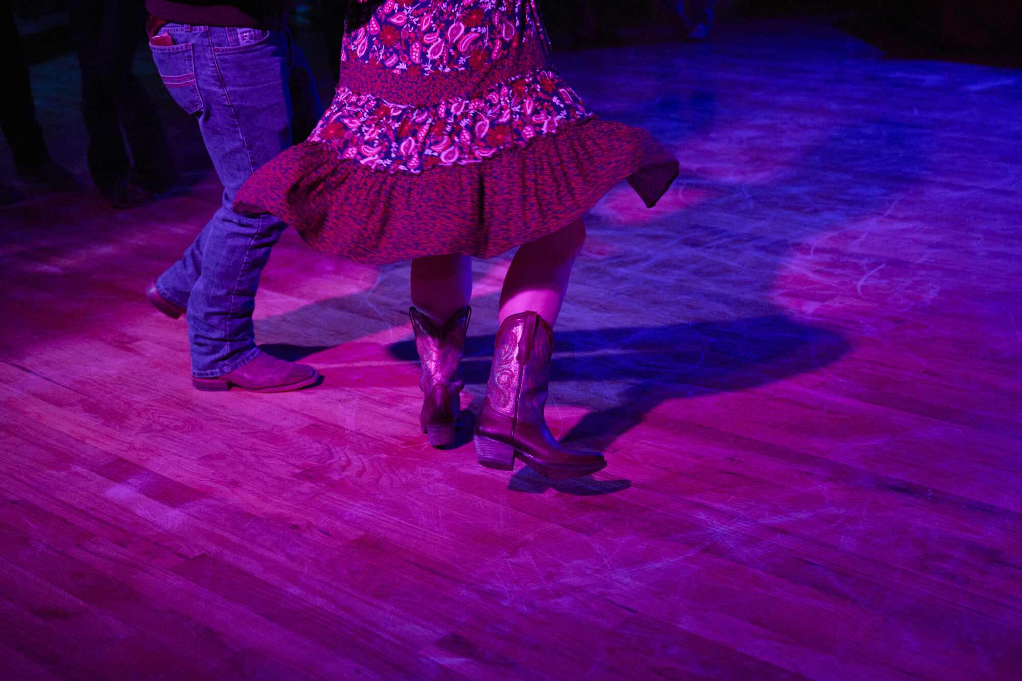 Katılımcılar Tom Morton, solda ve Christina Troutman, etkinlik sırasında dans etmek için birlikte çalışıyorlar. "Geceyarısı Dansı."