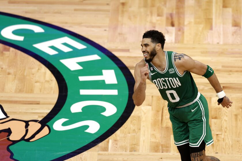 Jayson Tatum, de los Celtics de Boston, recorre la cancha durante el quinto partido de la final de la Conferencia Este, ante el Heat de Miami, el jueves 25 de mayo de 2023 (AP Foto/Michael Dwyer)