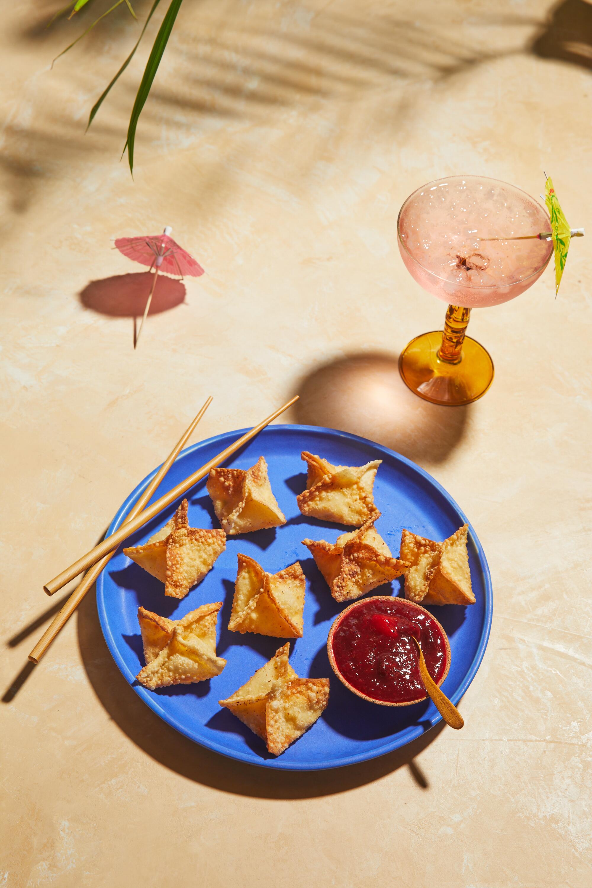 A plate of crab rangoons. 