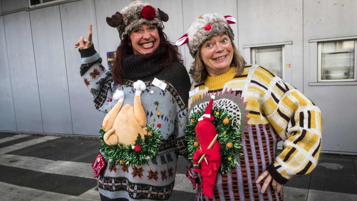 Estas dos podrían ir al principio de la fila para abordar un vuelo de Alaska Airlines el 21 de diciembre, el Día Nacional del Suéter Navideño Feo, (fueron participantes del Campeonato Mundial del Suéter Feo a principios de diciembre).