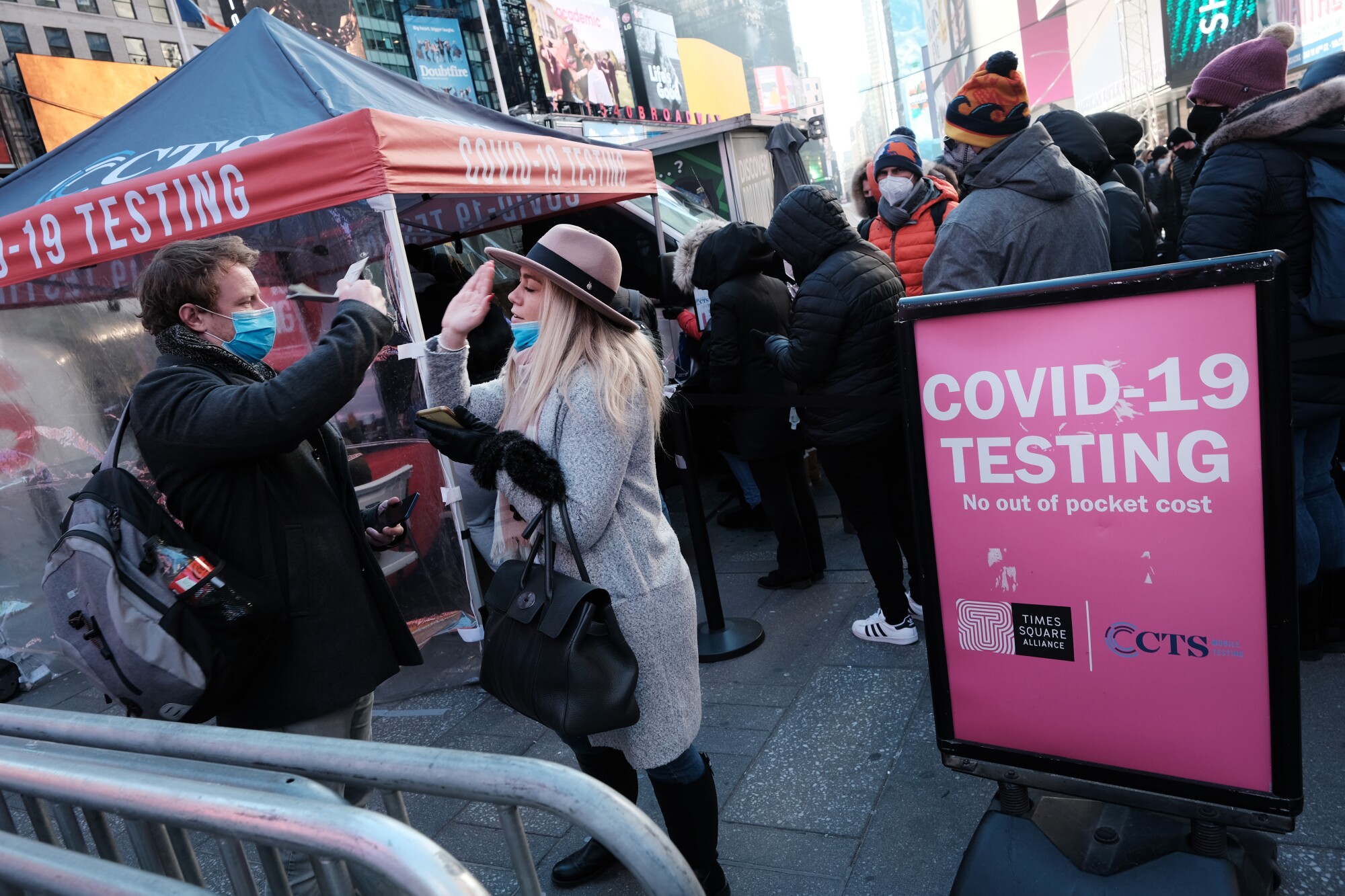 Orang-orang menunggu dalam antrean panjang di Times Square untuk menjalani tes Covid-19 pada 20 Desember 2021 di New York City. 