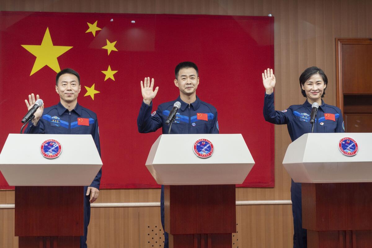  los astronautas chinos (de izquierda a derecha) Cai Xuzhe, Chen Dong y Liu Yang