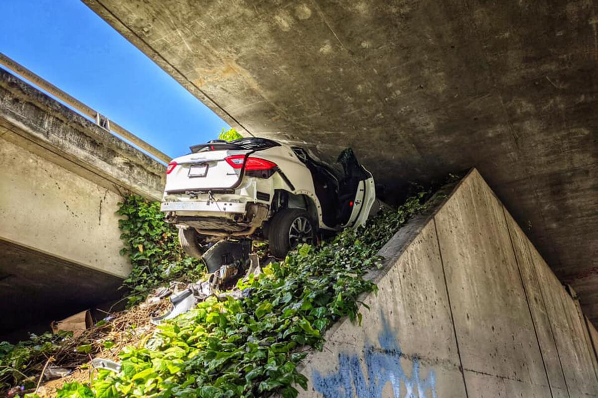 Esta fotografía muestra el sitio donde un hombre que huía de las autoridades estrelló la SUV Maserati de su novia