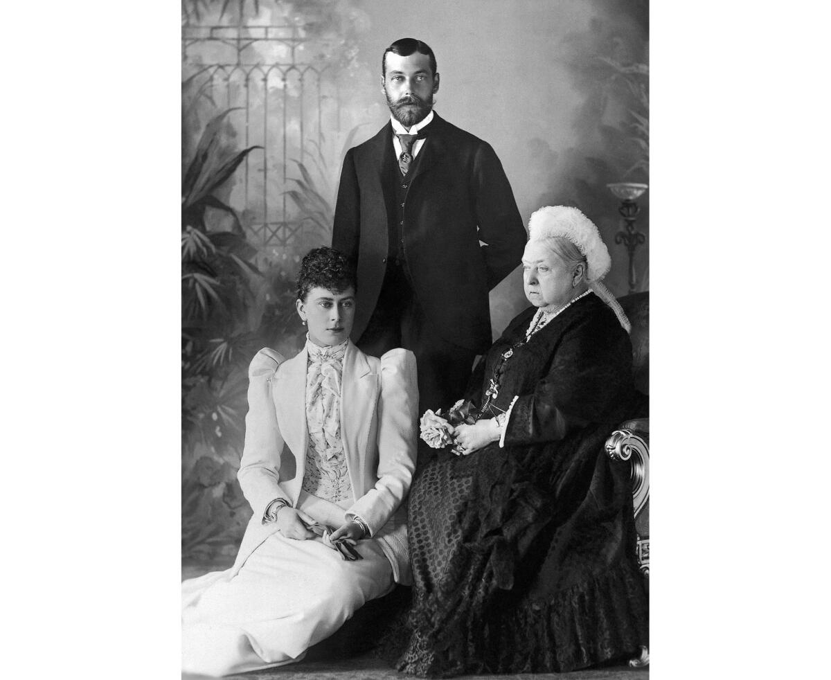 1893: El rey George V y la reina María con la reina Victoria durante su luna de miel en Londres, en 1893. No subió al trono hasta 17 años después.