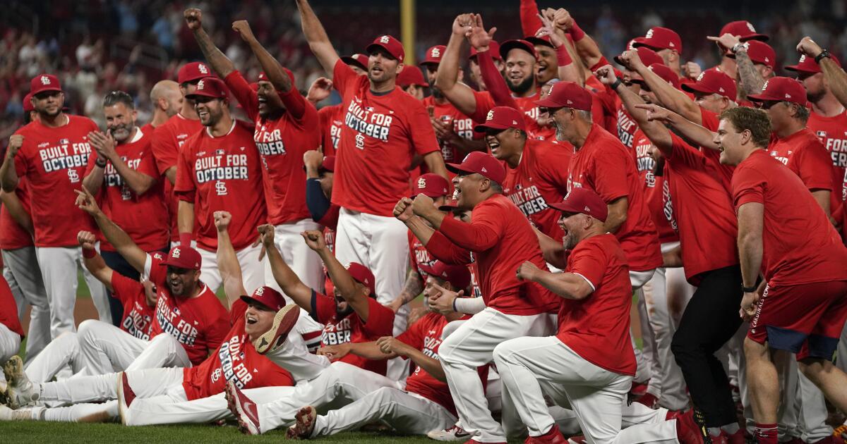 Cardinals win 17th straight, clinch 2nd NL wild card spot - The