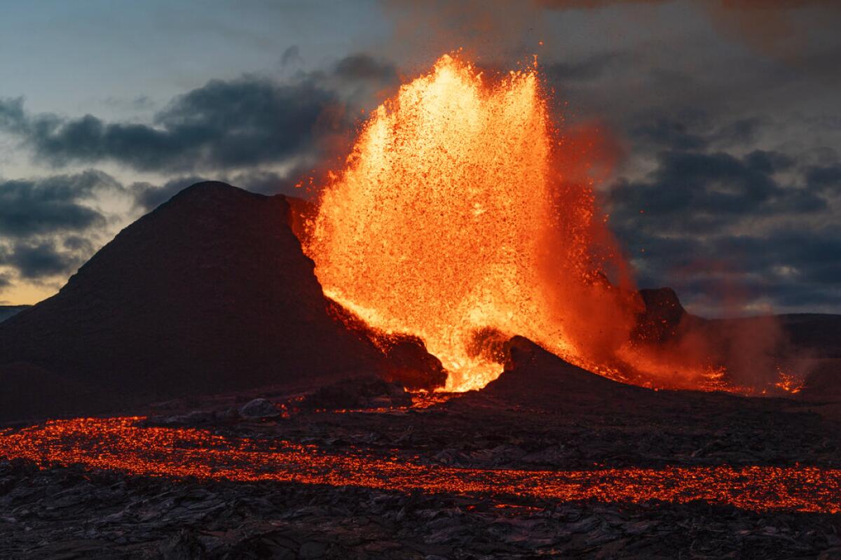 El volcán Fagradalsfjall hace erupción en la Península de Reykjanes