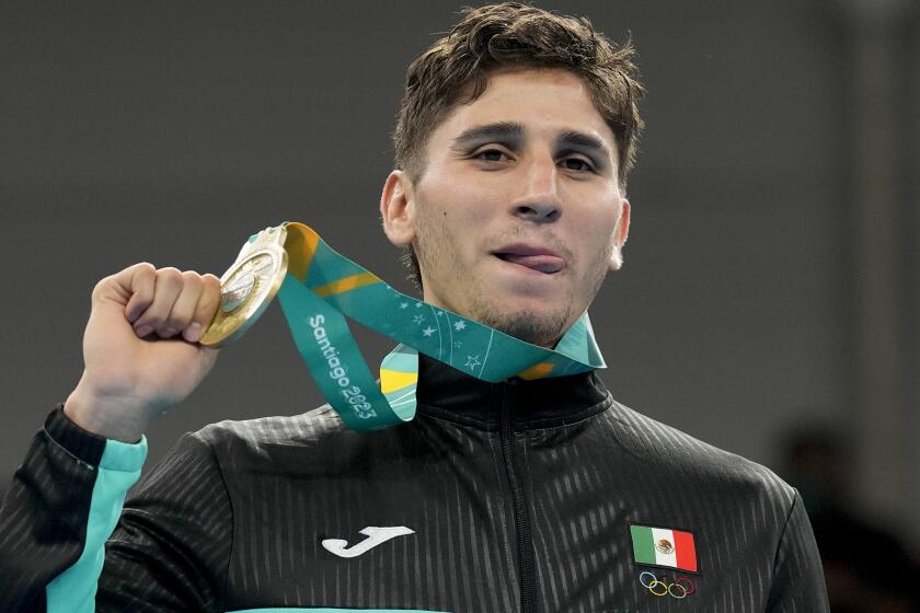 ARCHIVO - Marco Verde, boxeador mexicano, posa tras ganar el oro en la categoría de 71 kilogramos en los Juegos Panamericanos, el 27 de octubre de 2023, en Santiago (AP Foto/Martin Mejia, archivo)