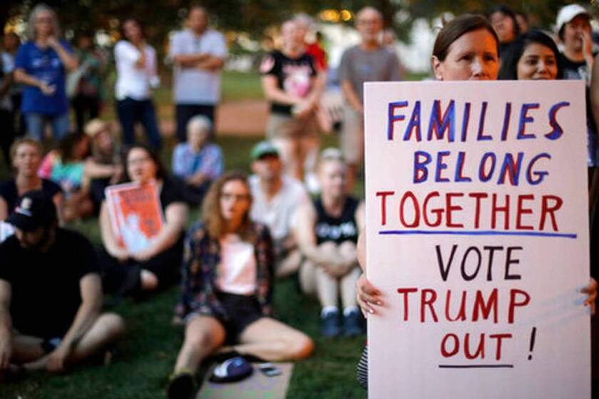 Unas personas escuchan mientras alguien más habla durante una protesta contra políticas de inmigración de Estados Unidos, en Kansas City, Missouri.