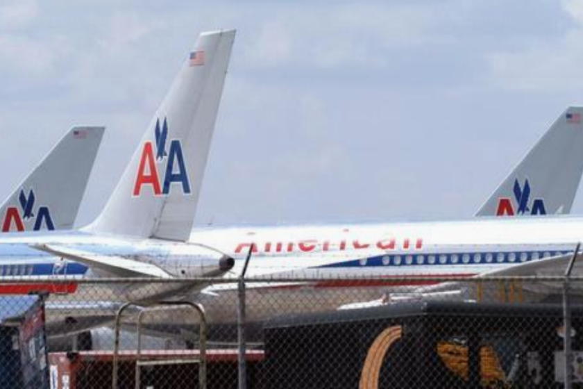 El mecánico de la aerolínea American Airlines acusado de deshabilitar el sistema de navegación de un avión que iba a despegar en julio pasado del Aeropuerto Internacional de Miami tenía un video del grupo yihadista Estado Islámico (EI) en su teléfono, informó este miércoles la fiscalía. EFE/Hugo Peralta/Archivo