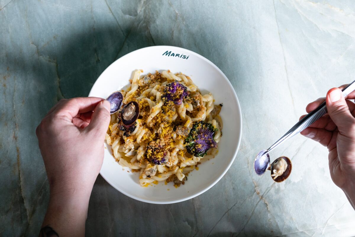 Pasta gemilli hecha a mano con almejas, mantequilla ahumada y col rizada en el restaurante Marisi en La Jolla.