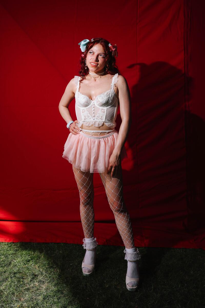 안젤라 플로레스는 헬로키티의 산리오 캐릭터에서 영감을 받은 의상을 입고 사진을 찍고 있다. 그녀는 자신의 옷에 나타나는 고전적인 미학을 좋아합니다.