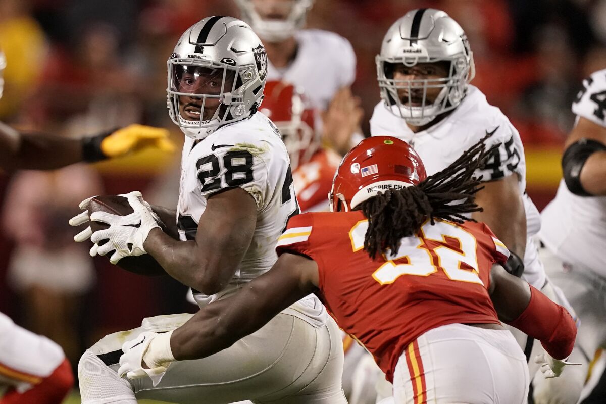 Chiefs hold on for wild 30-29 victory over rival Raiders - The San Diego  Union-Tribune