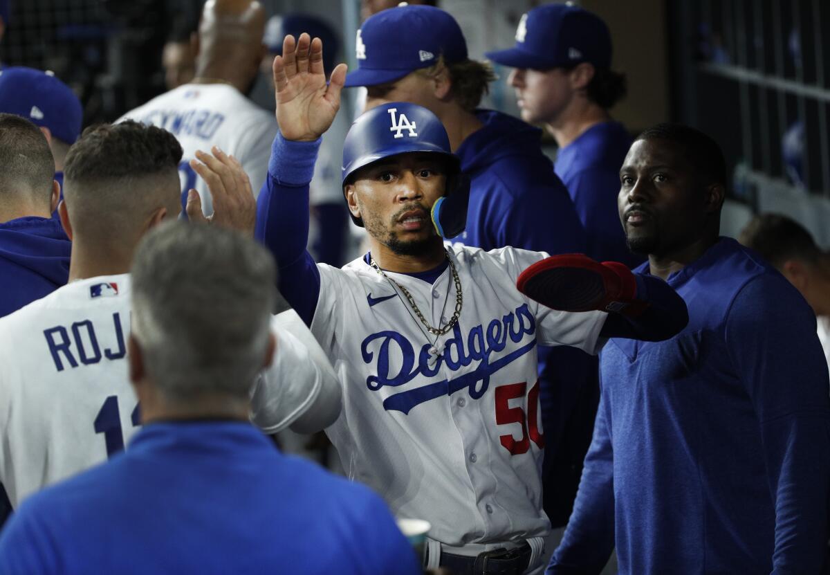 Dodgers'ın sağ saha oyuncusu Mookie Betts, Cumartesi günü Giants'a karşı attığı golün ardından yedek kulübesinde bir beşlik çaktı.